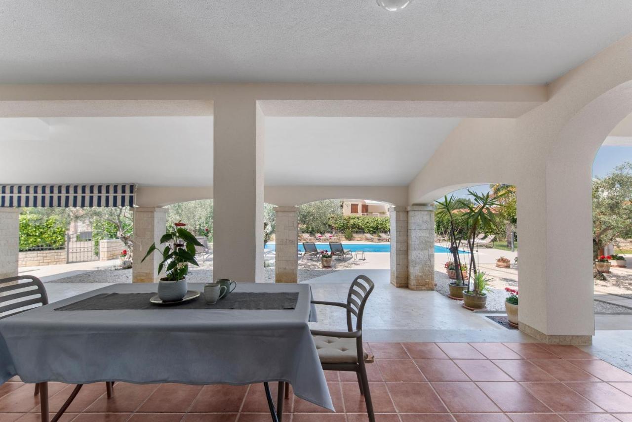 Villa Hope - Apartments With Shared Pool Poreč Exteriör bild