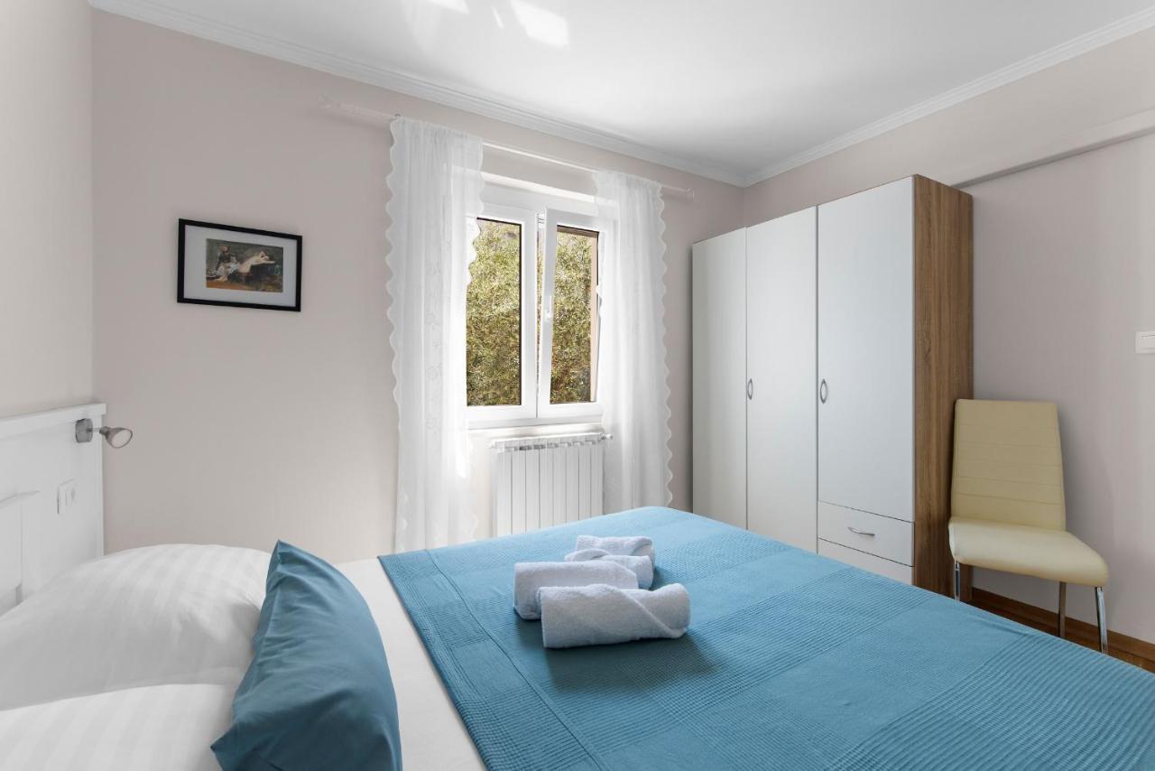 Villa Hope - Apartments With Shared Pool Poreč Exteriör bild