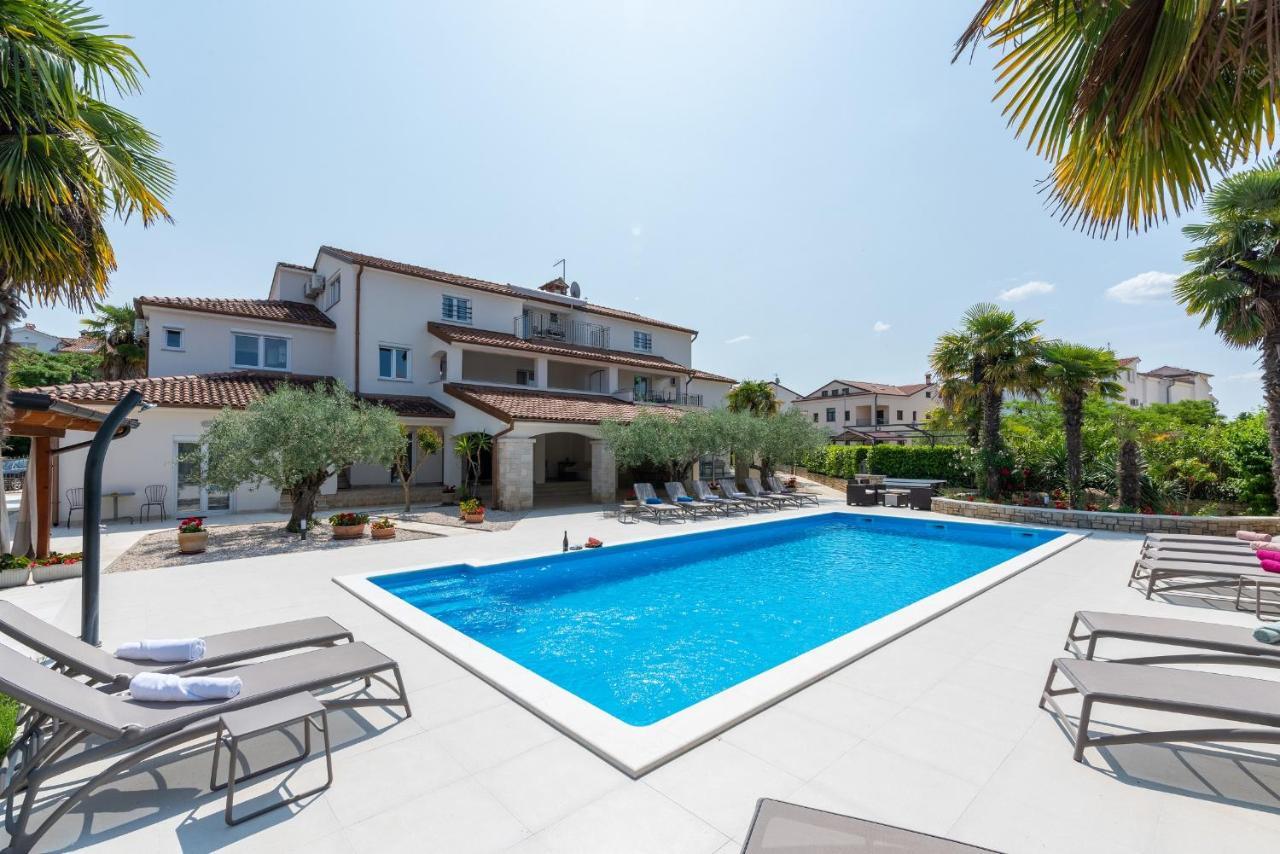 Villa Hope - Apartments With Shared Pool Poreč Exteriör bild