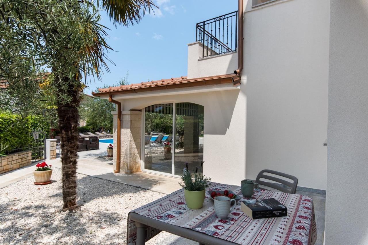 Villa Hope - Apartments With Shared Pool Poreč Exteriör bild