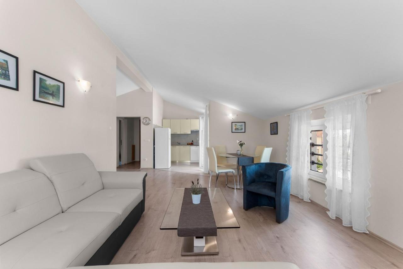 Villa Hope - Apartments With Shared Pool Poreč Exteriör bild