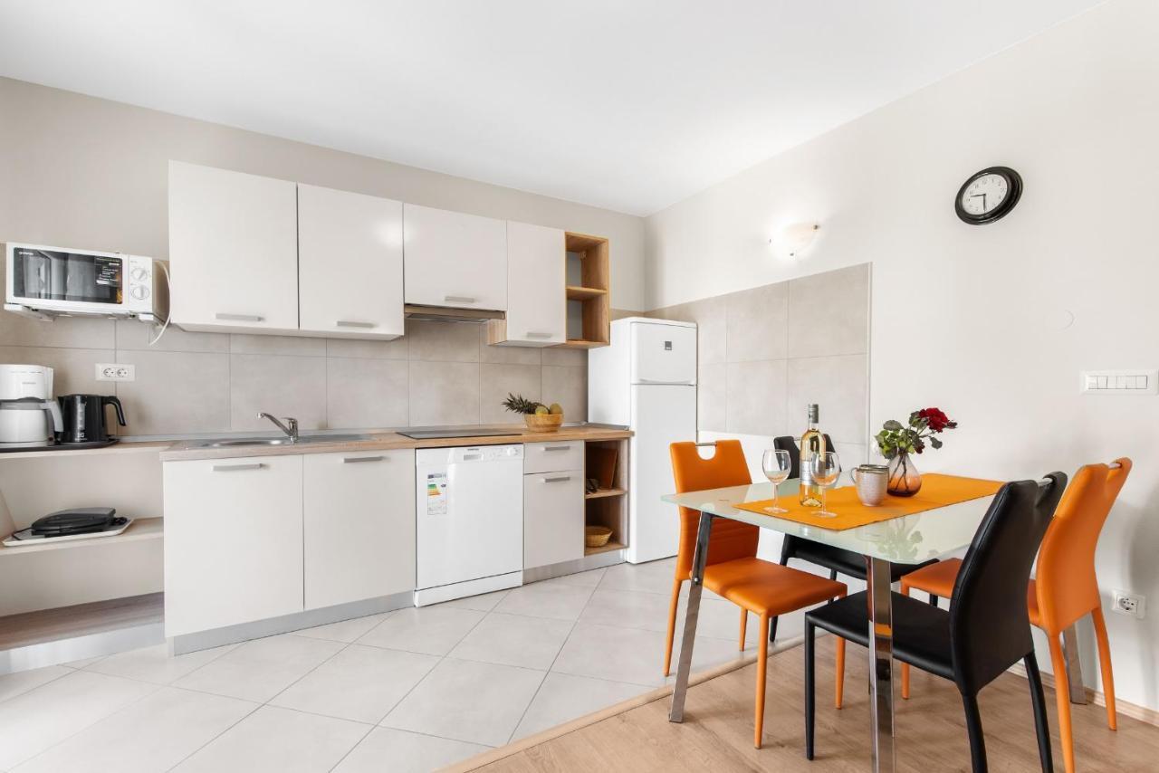 Villa Hope - Apartments With Shared Pool Poreč Exteriör bild