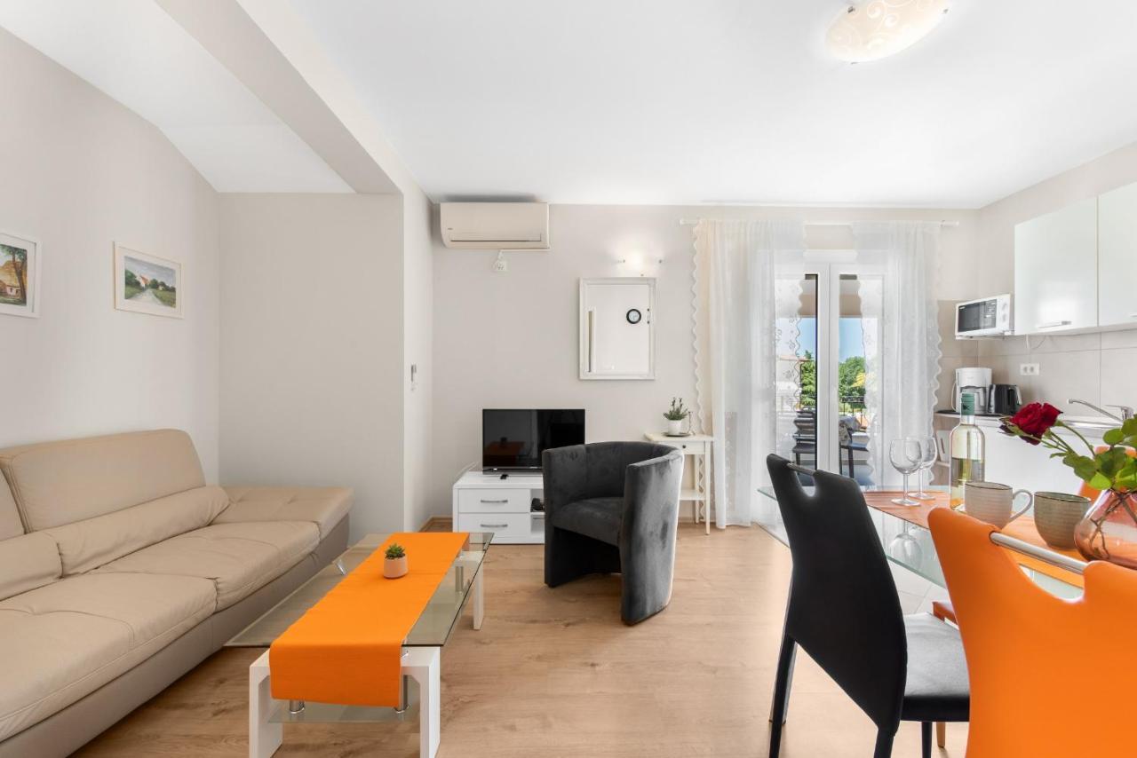 Villa Hope - Apartments With Shared Pool Poreč Exteriör bild