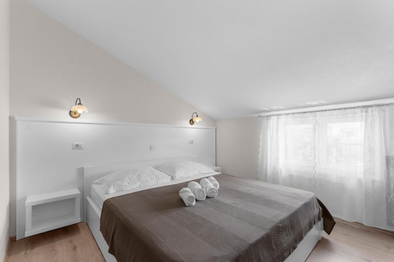 Villa Hope - Apartments With Shared Pool Poreč Exteriör bild