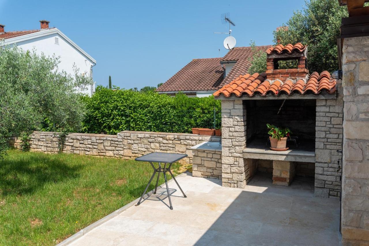 Villa Hope - Apartments With Shared Pool Poreč Exteriör bild